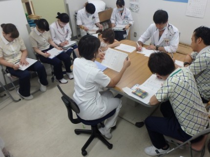 診療科医師とのカンファレンス 診療科医師とのカンファレンス